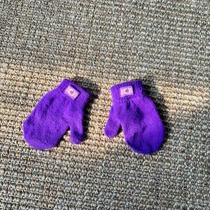 Disney Doc McStuffins Pair of purple knit toddler sized (2-6) mittens